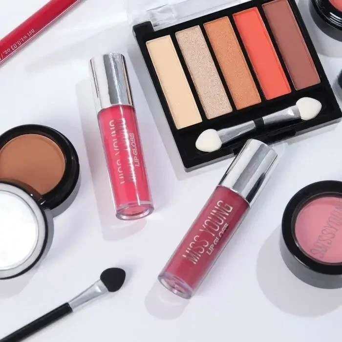 Набор декоративной косметики в алюминиевом кейсе с зеркалом Makeup set MC1488 Серебристый